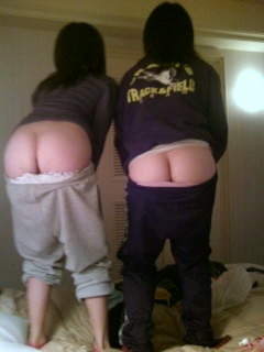 【エロ画像】これがリア充女子の生尻だぁｗｗｗ尻のワレメまる見えなおふざけエロ画像ｗｗｗ