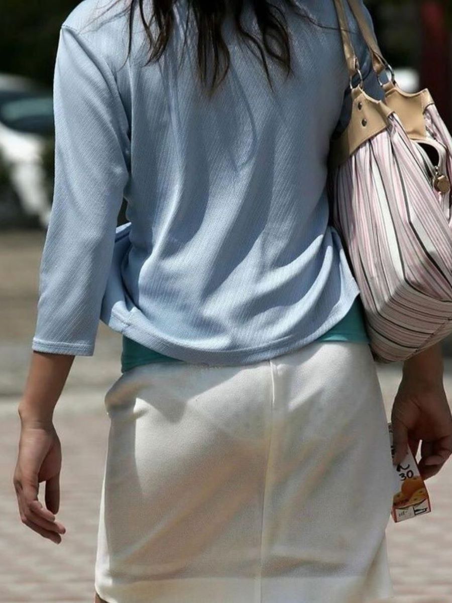 【エロ画像】パンツがクッキリ透けちゃってる素人透けパン女性たちを街撮り