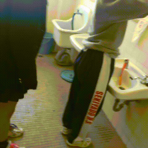 【エロ画像】美人素人まんさん、ネットにお尻晒すも後ろの奴に全部持ってかれるｗｗｗ