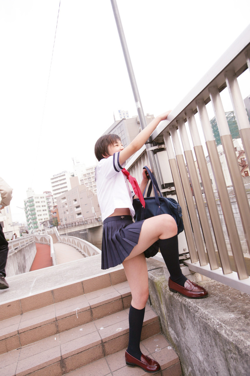 【エロ画像】似合うのは顔のお蔭ｗ大人でも可愛らしいJKコスプレ娘