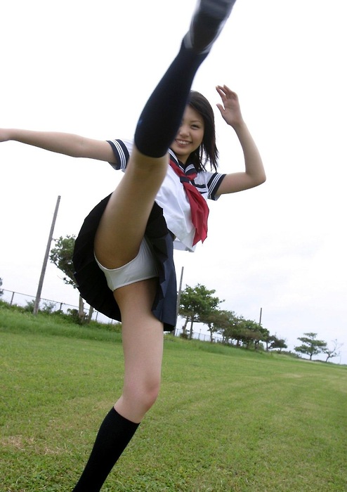 【エロ画像】似合うのは顔のお蔭ｗ大人でも可愛らしいJKコスプレ娘