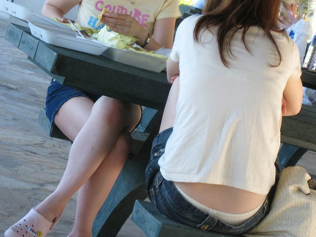 【エロ画像】下着や尻が見えてるローライズ姿の素人女性たち