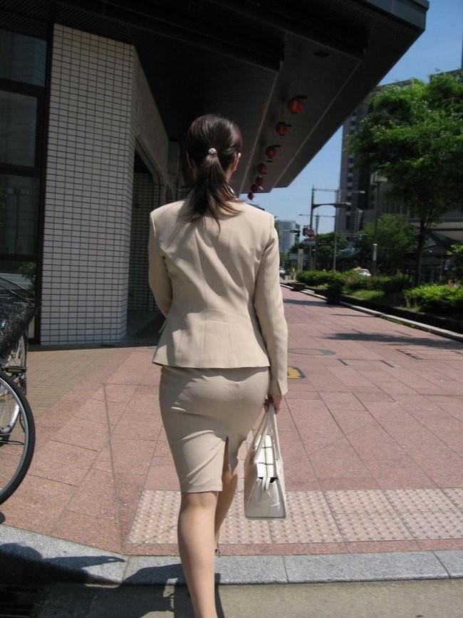 【エロ画像】ミニも流行中ｗヒップラインがヤバイ人多すぎなOLさんのタイト姿