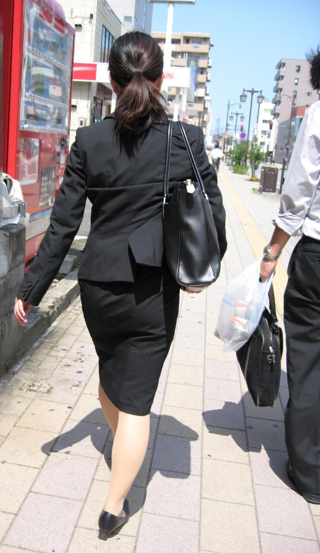 【エロ画像】ミニも流行中ｗヒップラインがヤバイ人多すぎなOLさんのタイト姿