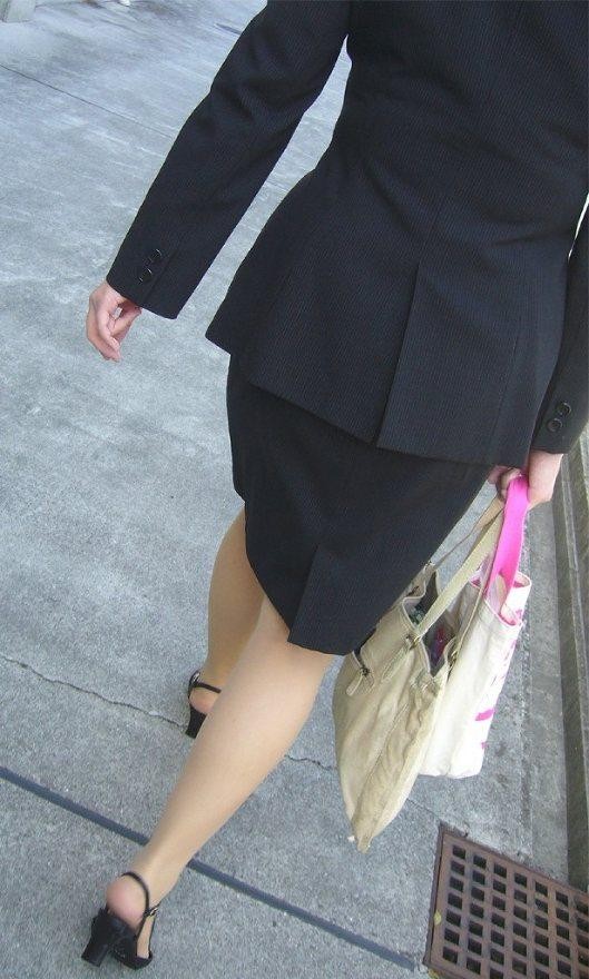 【エロ画像】ミニも流行中ｗヒップラインがヤバイ人多すぎなOLさんのタイト姿
