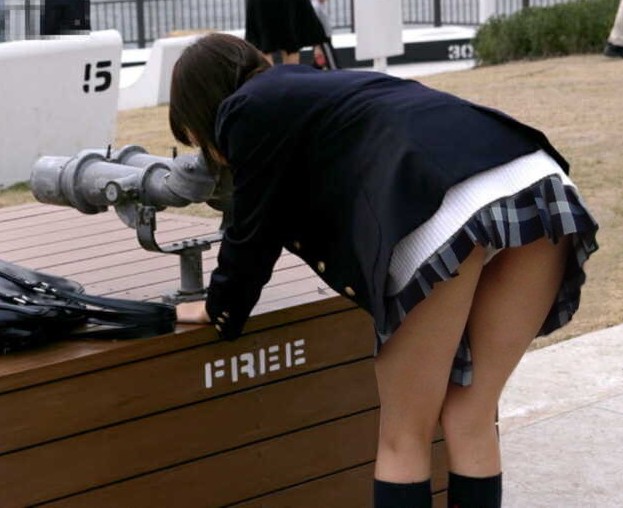 【エロ画像】スカート短すぎるから軽く前傾姿勢とるだけでおパンツ見えちゃうJKたちｗｗｗ