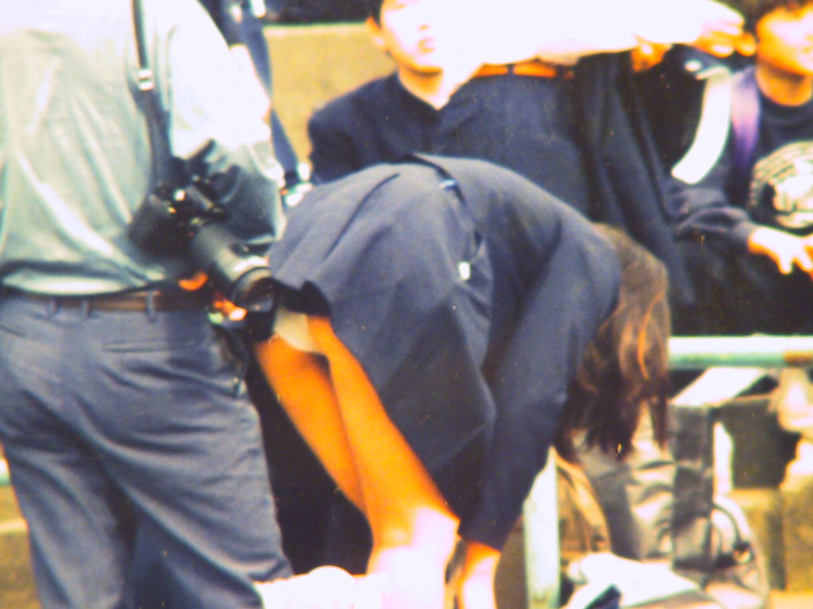 【エロ画像】スカート短すぎるから軽く前傾姿勢とるだけでおパンツ見えちゃうJKたちｗｗｗ