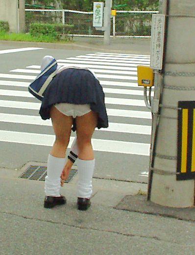 【エロ画像】スカート短すぎるから軽く前傾姿勢とるだけでおパンツ見えちゃうJKたちｗｗｗ