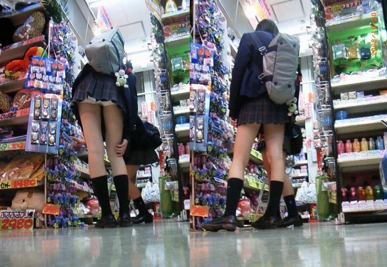 【エロ画像】スカート短すぎるから軽く前傾姿勢とるだけでおパンツ見えちゃうJKたちｗｗｗ