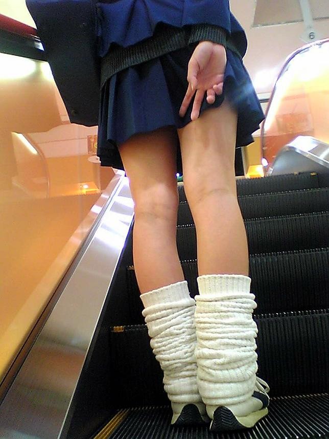 【エロ画像】耳元で無駄だと教えたくなるスカート隠し失敗パンチラ