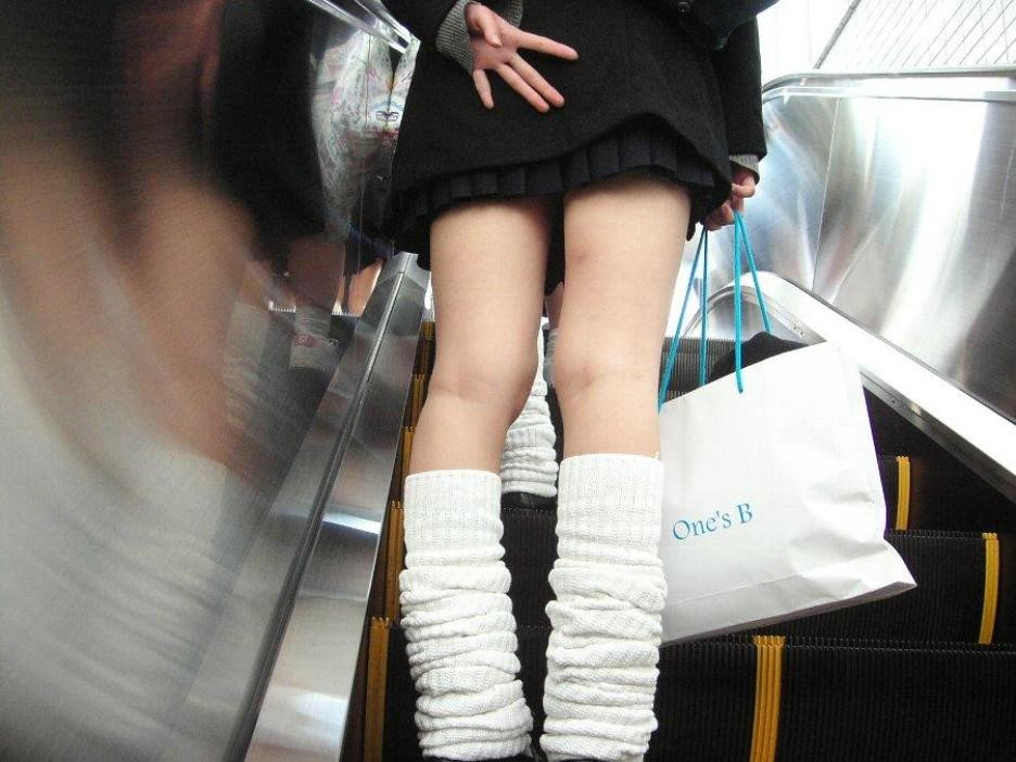 【エロ画像】耳元で無駄だと教えたくなるスカート隠し失敗パンチラ