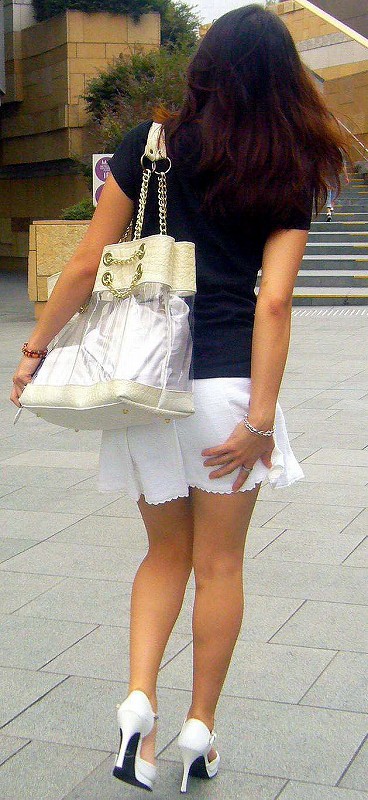 【エロ画像】耳元で無駄だと教えたくなるスカート隠し失敗パンチラ