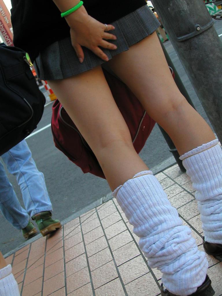 【エロ画像】耳元で無駄だと教えたくなるスカート隠し失敗パンチラ