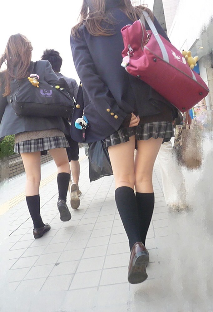 【エロ画像】耳元で無駄だと教えたくなるスカート隠し失敗パンチラ