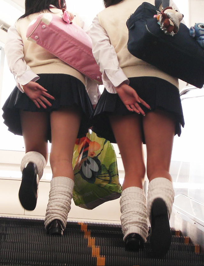 【エロ画像】耳元で無駄だと教えたくなるスカート隠し失敗パンチラ