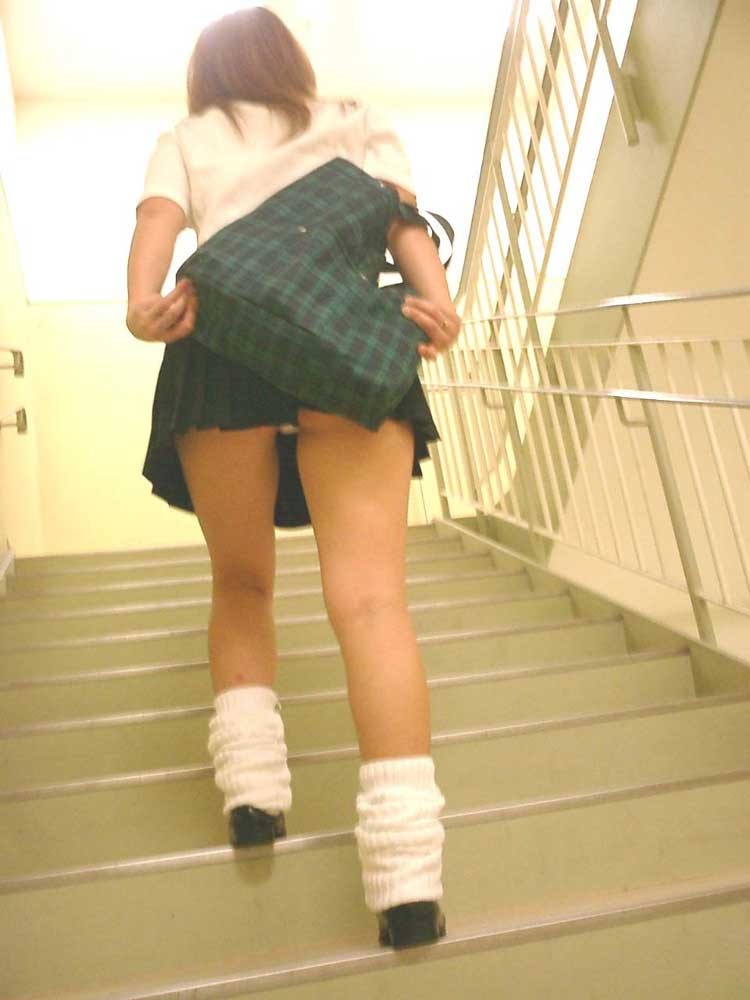 【エロ画像】耳元で無駄だと教えたくなるスカート隠し失敗パンチラ