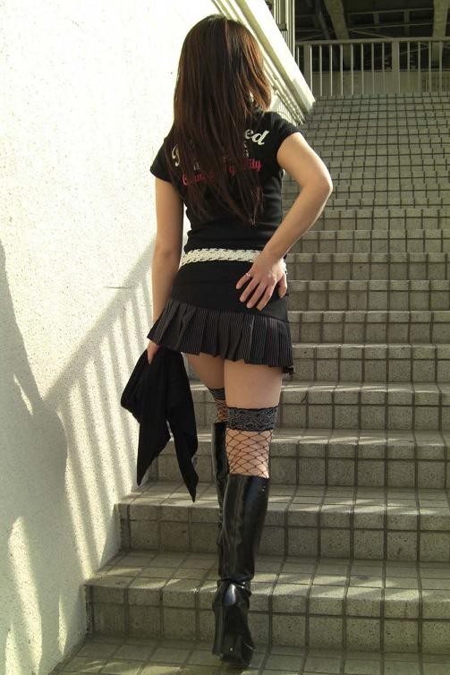 【エロ画像】耳元で無駄だと教えたくなるスカート隠し失敗パンチラ