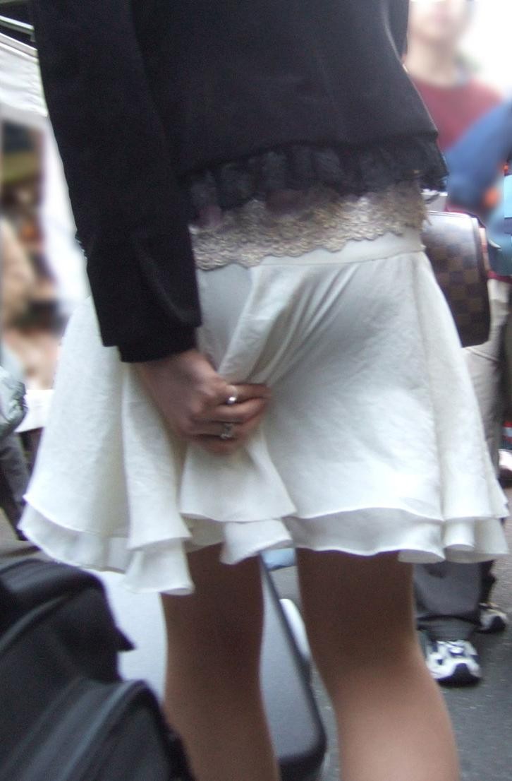 【エロ画像】耳元で無駄だと教えたくなるスカート隠し失敗パンチラ