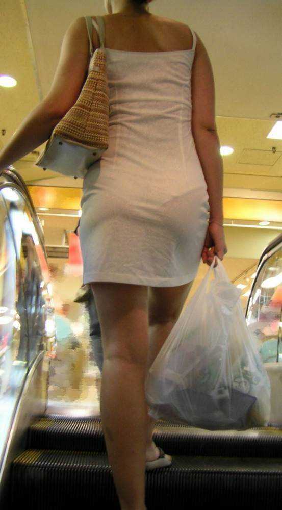 【エロ画像】素人娘たちのパンツが、クッキリ浮き出てる