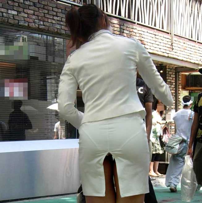 【エロ画像】素人娘たちのパンツが、クッキリ浮き出てる