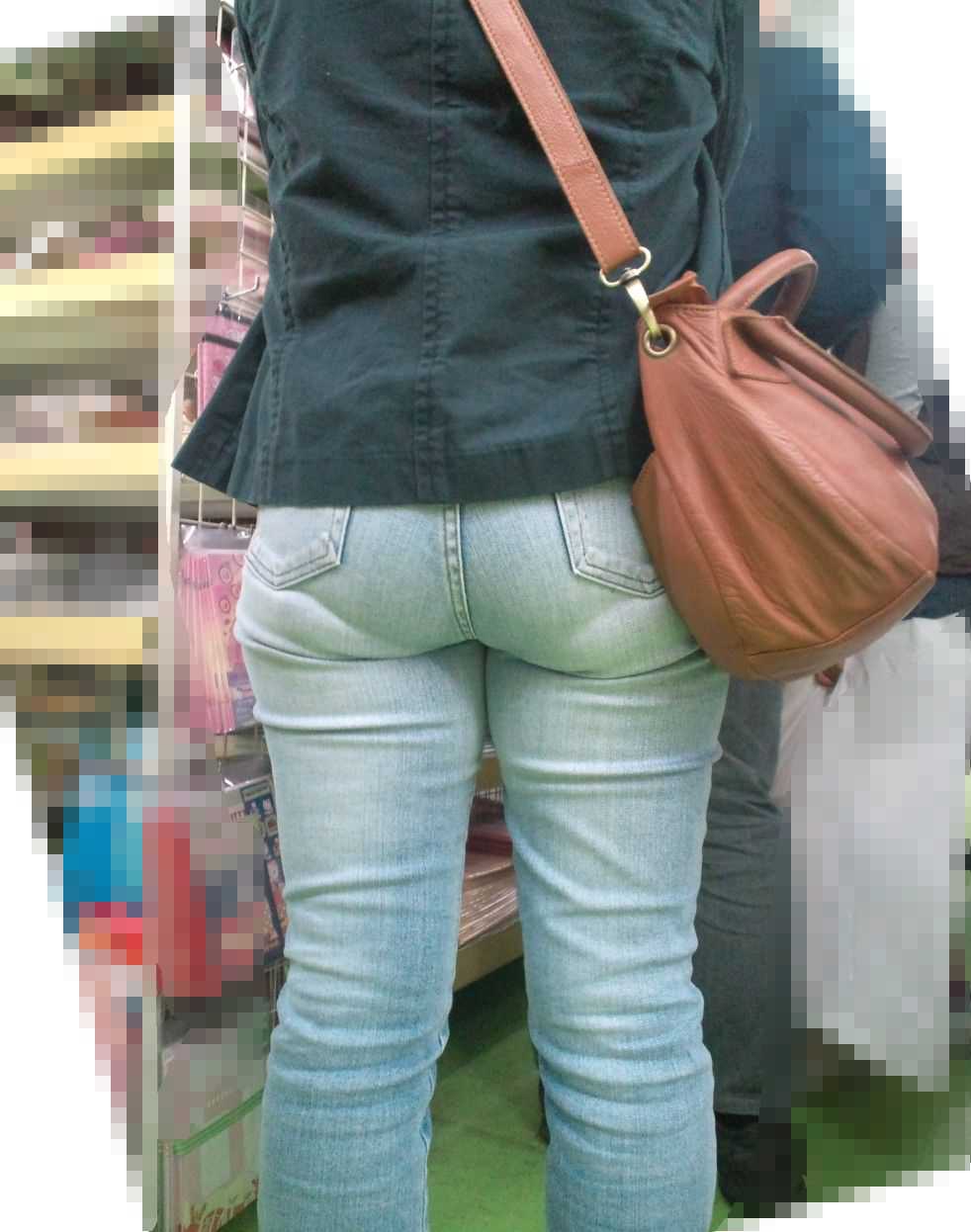 【エロ画像】素人娘たちのパンツが、クッキリ浮き出てる