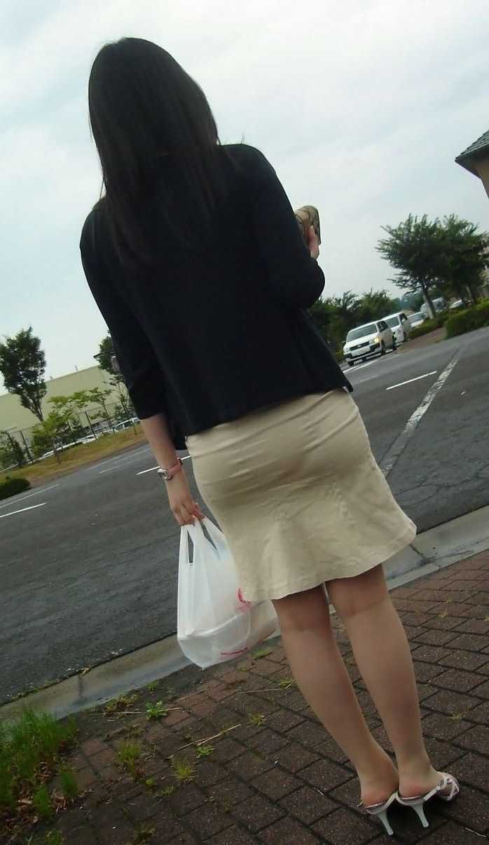 【エロ画像】素人娘たちのパンツが、クッキリ浮き出てる