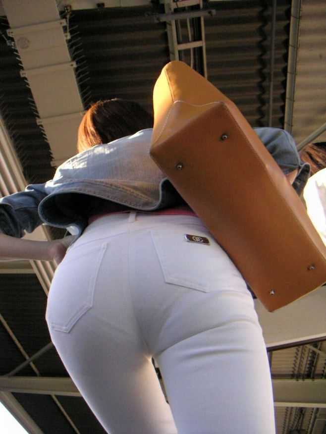 【エロ画像】素人娘たちのパンツが、クッキリ浮き出てる