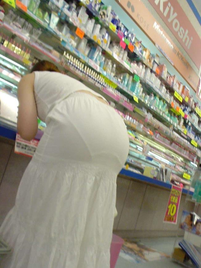 【エロ画像】これだけパンツが透けてる素人女性がいたら、そりゃ見ちゃうよね