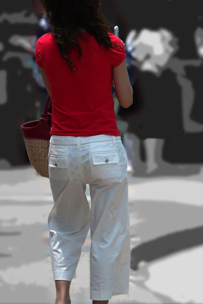 【エロ画像】これだけパンツが透けてる素人女性がいたら、そりゃ見ちゃうよね