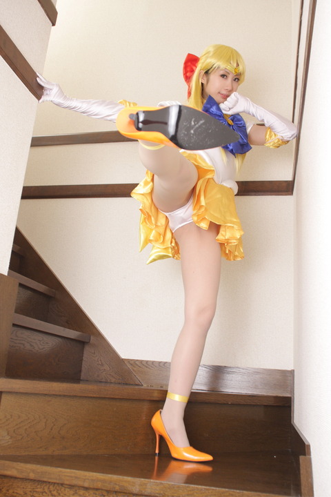 【エロ画像】股間にパンツをぎりぎり食い込ませて撮影してるエロコスプレイヤー多すぎwww