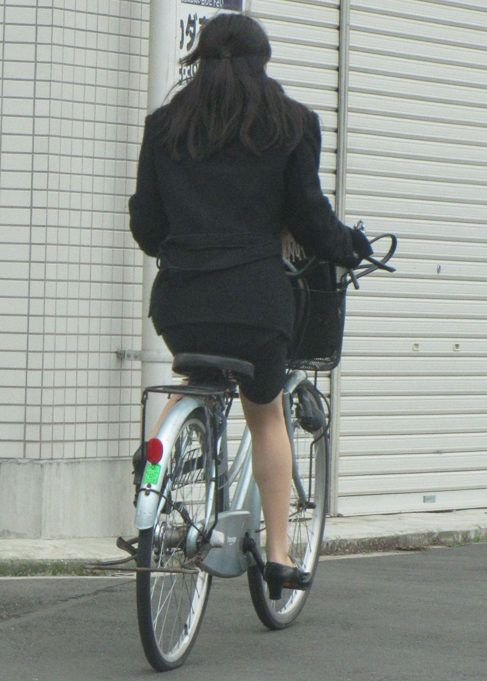 【エロ画像】サドルに嫉妬ｗ自転車に乗ったOLさんのムッチリ下半身