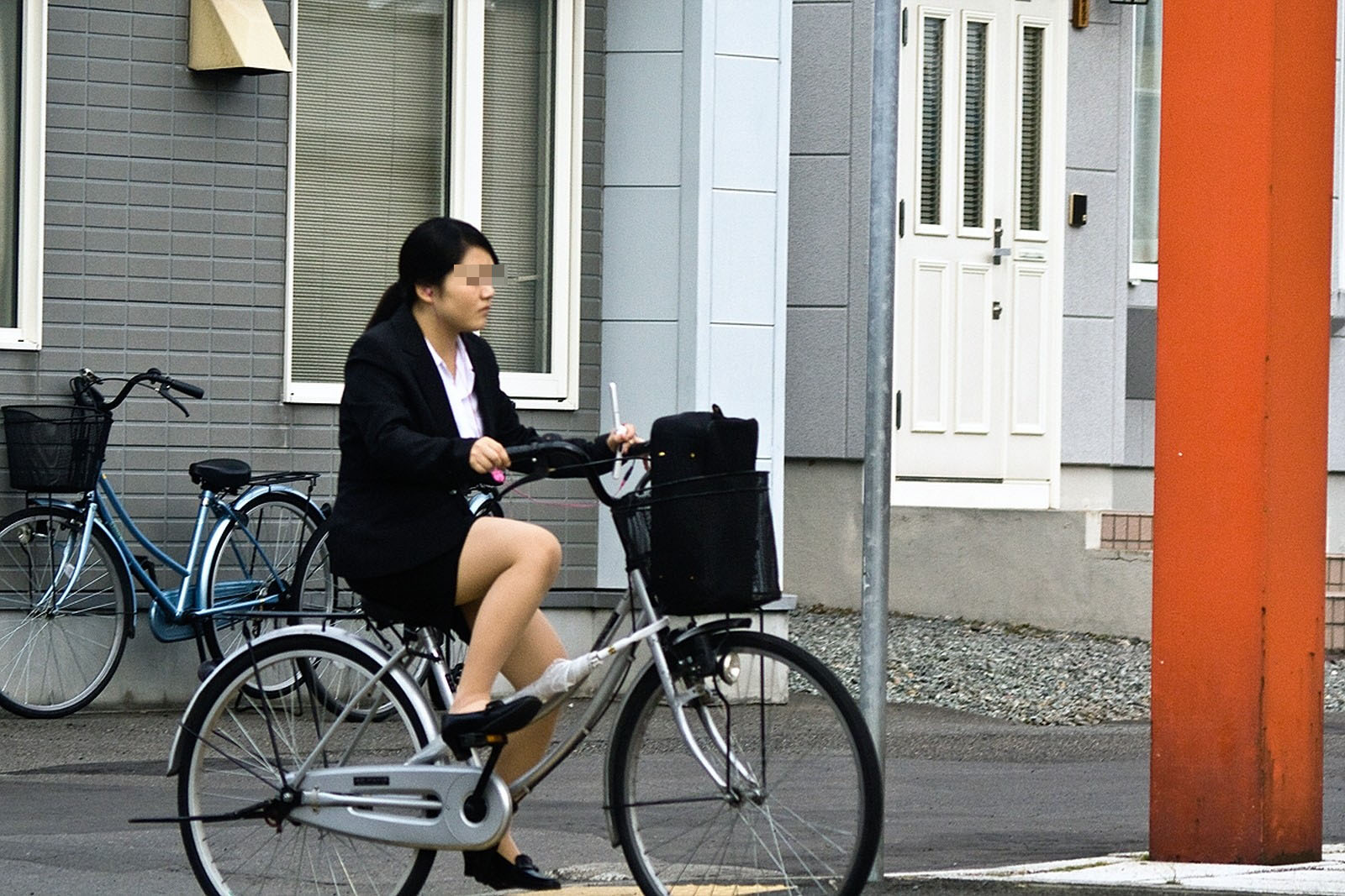 【エロ画像】サドルに嫉妬ｗ自転車に乗ったOLさんのムッチリ下半身