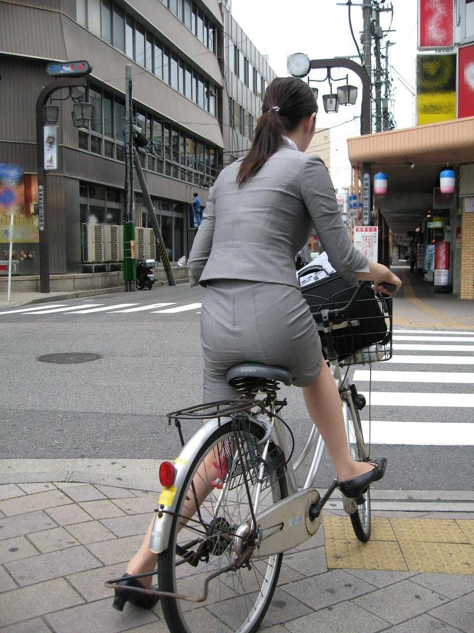 【エロ画像】サドルに嫉妬ｗ自転車に乗ったOLさんのムッチリ下半身