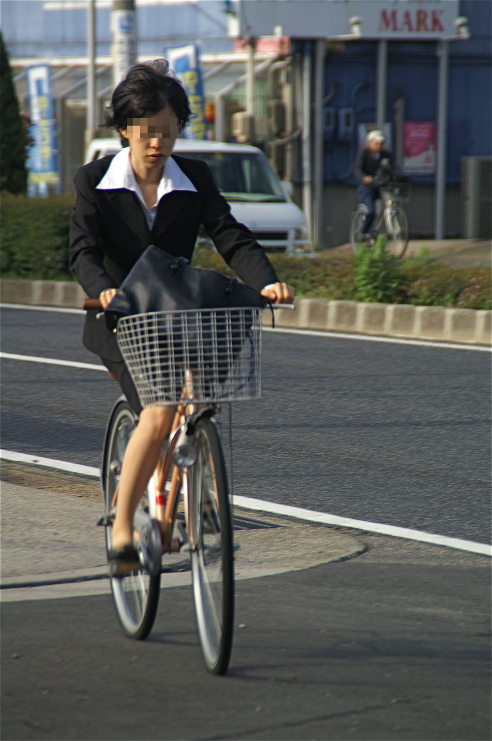 【エロ画像】サドルに嫉妬ｗ自転車に乗ったOLさんのムッチリ下半身