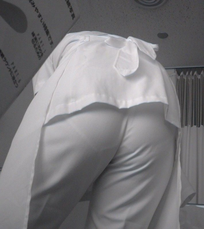 【エロ画像】パンツスタイルが標準になったナースの制服、相変わらず下着は猛烈に透けまくってて草ｗｗｗ