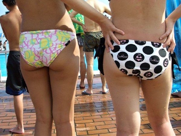 【エロ画像】ビーチにいたビキニ姿の素人ギャルたちの、ケツがエロ過ぎる