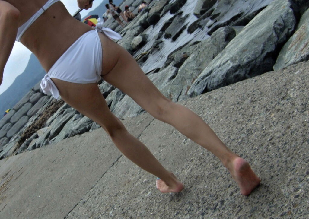 【エロ画像】パンチラは恥ずかしいのにビキニが喰い込む尻は見られても平気という素人娘の矛盾ｗｗｗ