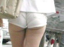 【エロ画像】後ろから鷲掴みしたくなる尻！！ホットパンツ娘の無防備な尻が痴漢不可避なんだがｗｗｗ